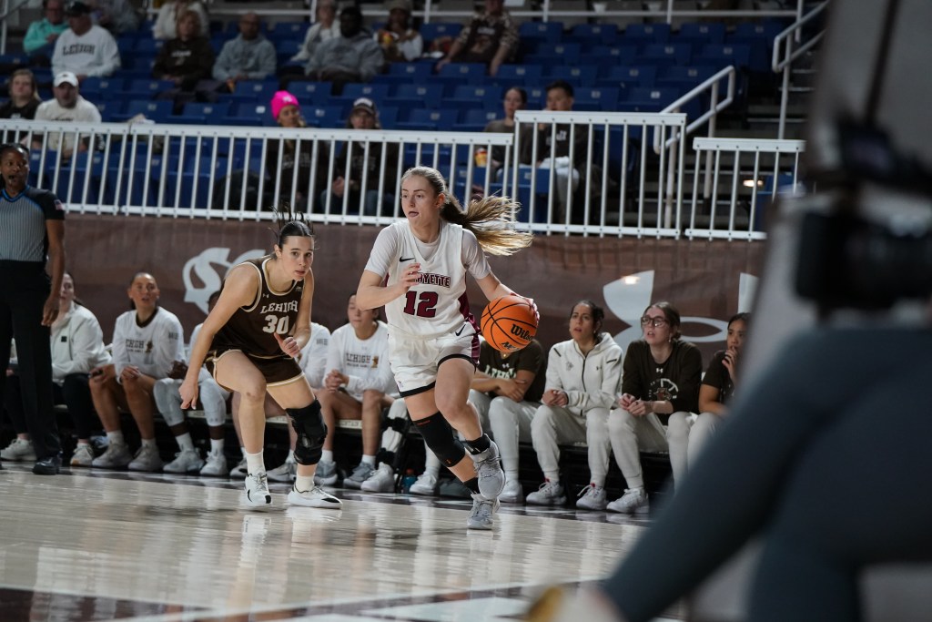 Teresa Kiewiet drives to the basket with her left hand against a defender